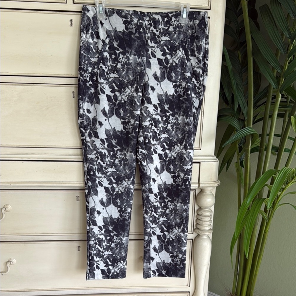 Chicos Black and White Floral Print Pants size 0.5 US4